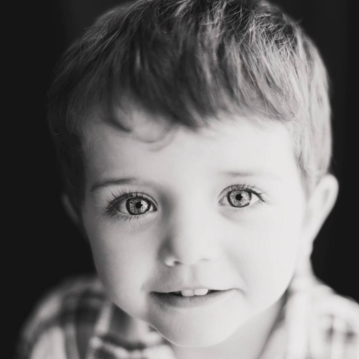 Portrait enfant noir et blanc proche des Sables d